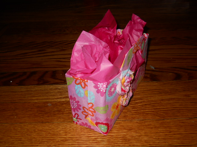 Cereal box purse Do you recycle or upcycle your cereal boxes and use them for play? For today’s #junkplay prompt we had to use cereal box as a material. And we decided to play around and create an artistic and trendy rainbow purse from our cereal box!